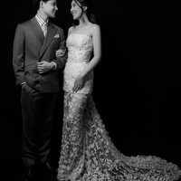 Sementara Cleantha mengenakan gaun strapless berwarna putih dengan detail tekstur 3D seperti kelopak bunga. Gaun ini membentuk siluet tubuhnya dengan sempurna dan memiliki ekor panjang yang dramatis, memberikan kesan mewah. Foto: Instagram/@cleanthaislan