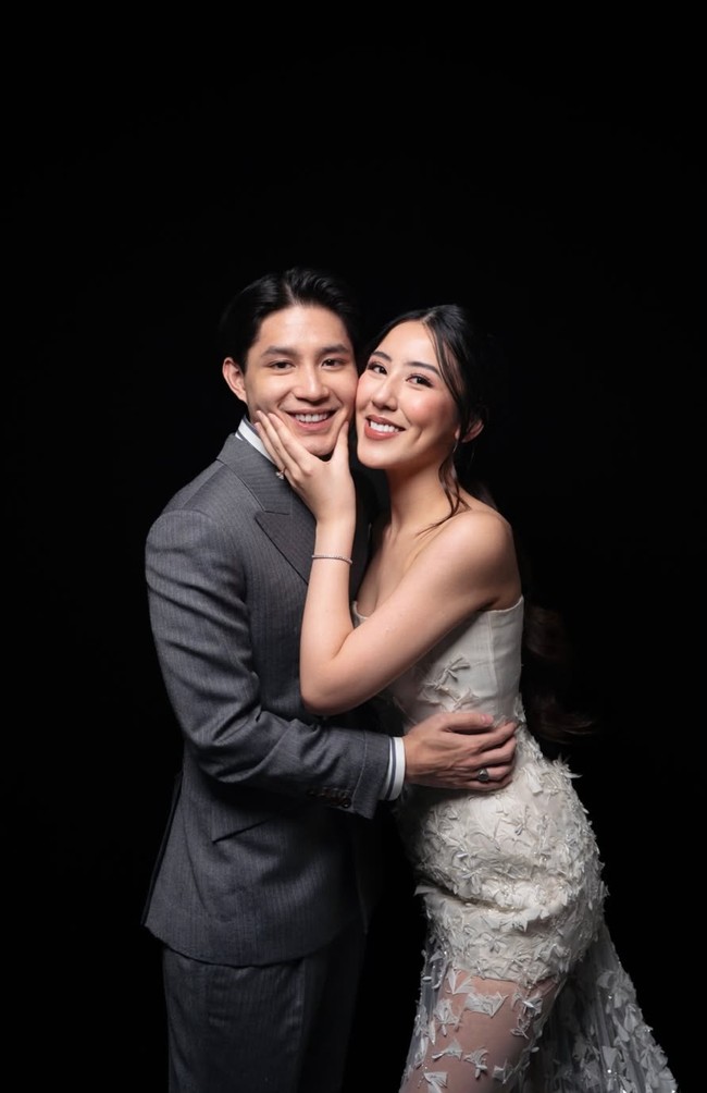 Berbeda dari konsep pertama, riasannya kali ini cenderung lebih natural. Fokusnya pada kulit yang glowing, lipstik nude, dan riasan mata yang lembut. Hasilnya terlihat fresh, modern, dan tetap memancarkan kecantikan alami. Foto: Instagram/@cleanthaislan