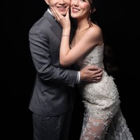 Berbeda dari konsep pertama, riasannya kali ini cenderung lebih natural. Fokusnya pada kulit yang glowing, lipstik nude, dan riasan mata yang lembut. Hasilnya terlihat fresh, modern, dan tetap memancarkan kecantikan alami. Foto: Instagram/@cleanthaislan