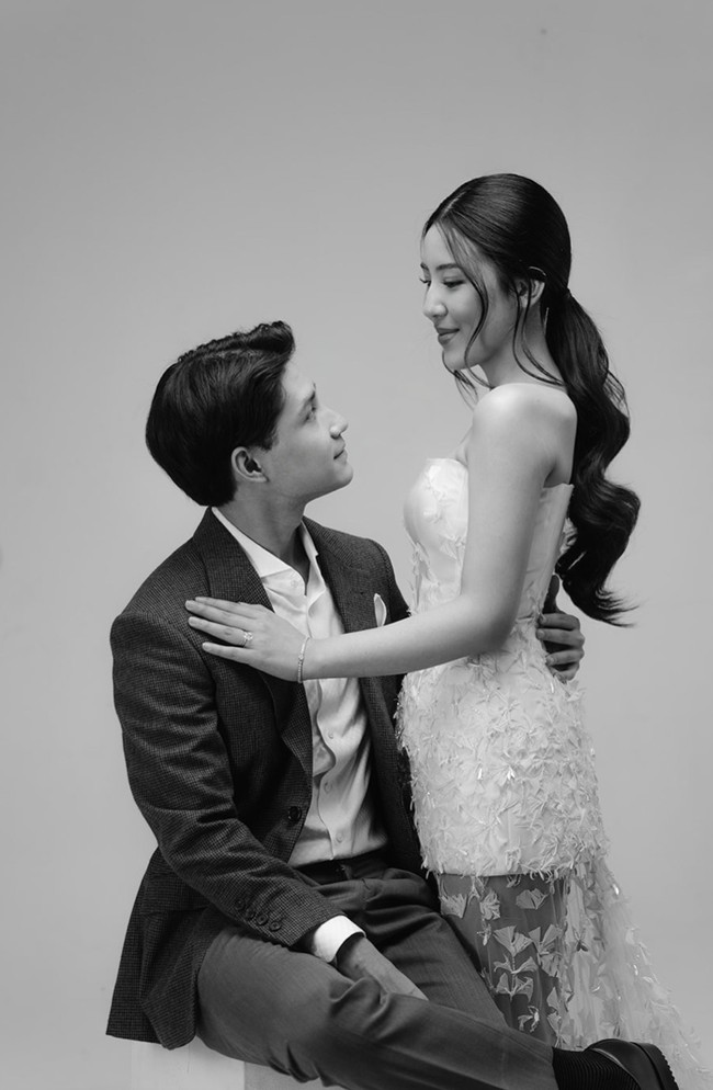 Beberapa foto  tampak dibuat dengan warna hitam putih. Penampilan keduanya pun banjir pujian dan doa agar lancar hingga hari bahagianya. Foto: Instagram/@cleanthaislan