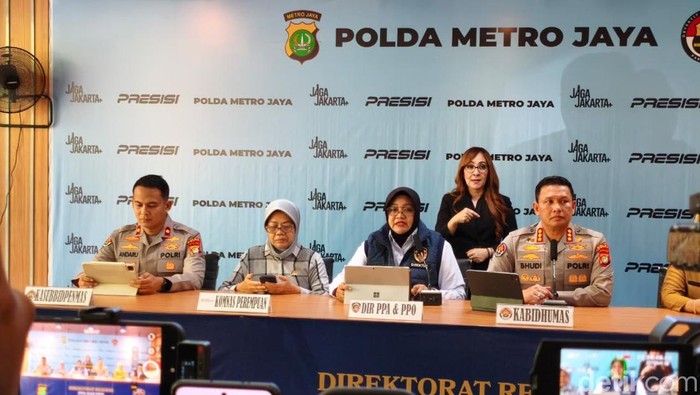 Direktorat PPA-PPO Polda Metro Jaya memberikan pendampingan terhadap S (20), korban pelecehan driver taksi online di Jakarta Pusat. (Kurniawan F/detikcom)