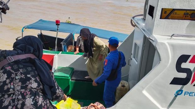 Ditpolairud Polda Sumsel mengevakuasi seorang nelayan yang membutuhkan pertolongan medis darurat di Desa Upang Marga, Kabupaten Banyuasin. (dok Polda Sumsel)