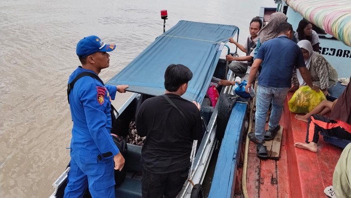Ditpolairud Polda Sumsel mengevakuasi seorang nelayan yang membutuhkan pertolongan medis darurat di Desa Upang Marga, Kabupaten Banyuasin. (dok Polda Sumsel)