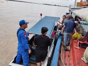 Respons 110, Ambulans Apung Polda Sumsel Evakuasi Nelayan Kritis di Banyuasin