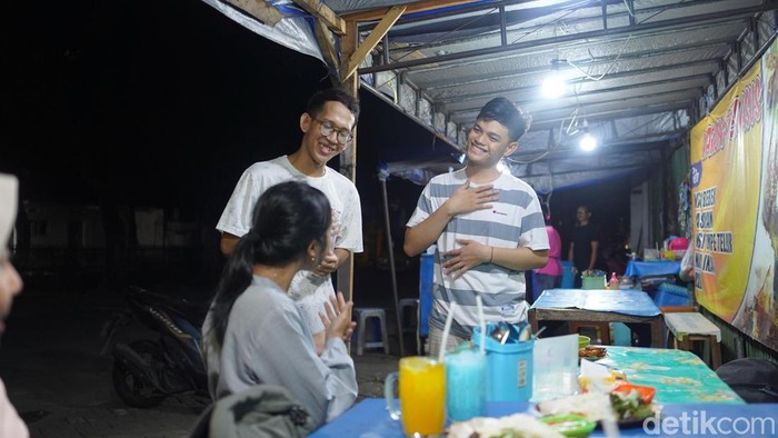 Dua teman tuli melayani pembeli di Penyetan Pegasus Surabaya