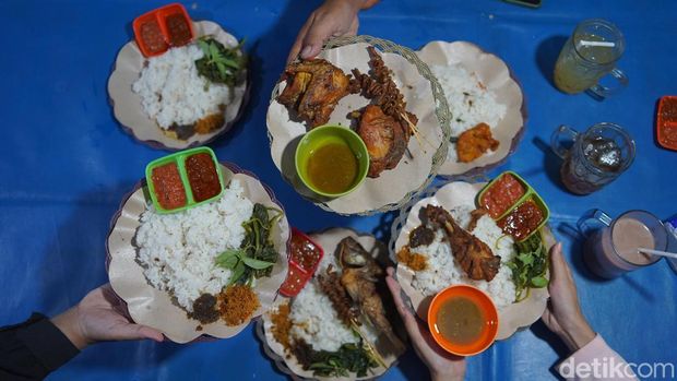 Dua teman tuli melayani pembeli di Penyetan Pegasus Surabaya Dua teman tuli melayani pembeli di Penyetan Pegasus Surabaya