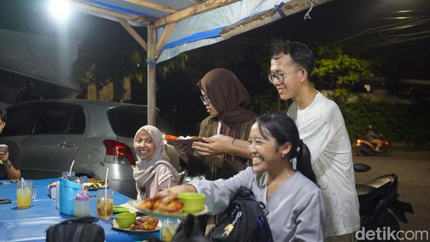 Dua teman tuli melayani pembeli di Penyetan Pegasus Surabaya Dua teman tuli melayani pembeli di Penyetan Pegasus Surabaya