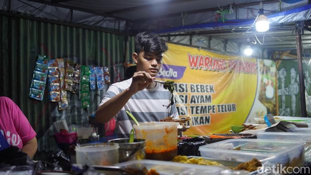 Dua teman tuli melayani pembeli di Penyetan Pegasus Surabaya Dua teman tuli melayani pembeli di Penyetan Pegasus Surabaya