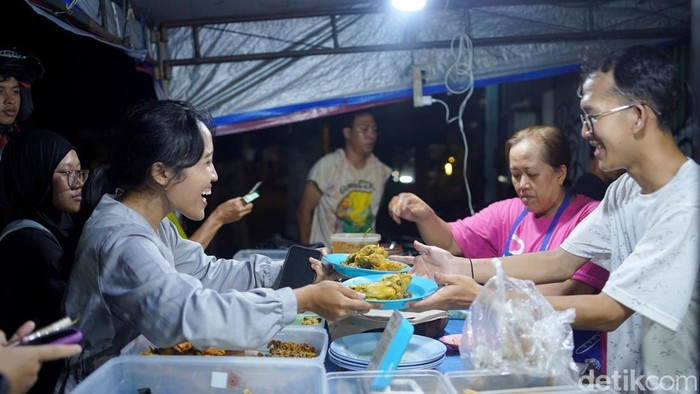 Dua teman tuli penjaga warung penyetan Pegasus di Surabaya