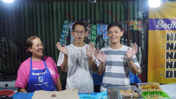 Dua teman tuli penjaga warung penyetan Pegasus di Surabaya