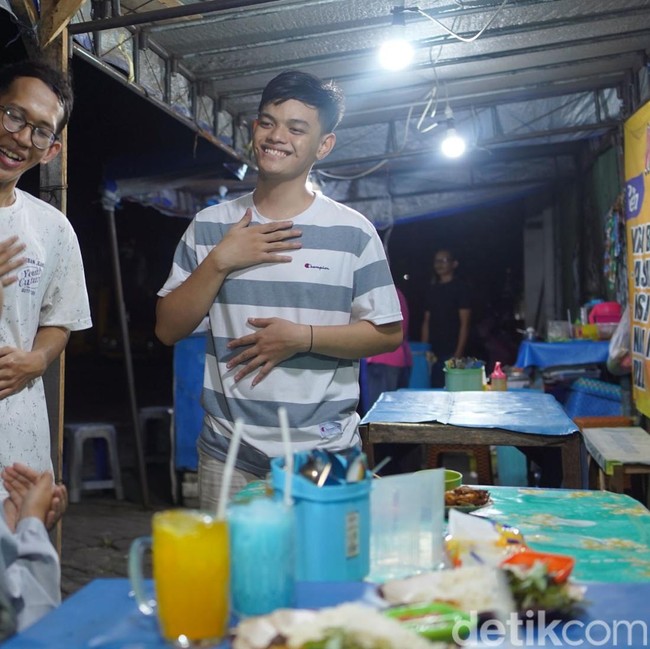 Dalam Sunyi yang Sigap, Teman Tuli Jadi Andalan di Warung Penyetan Pegasus