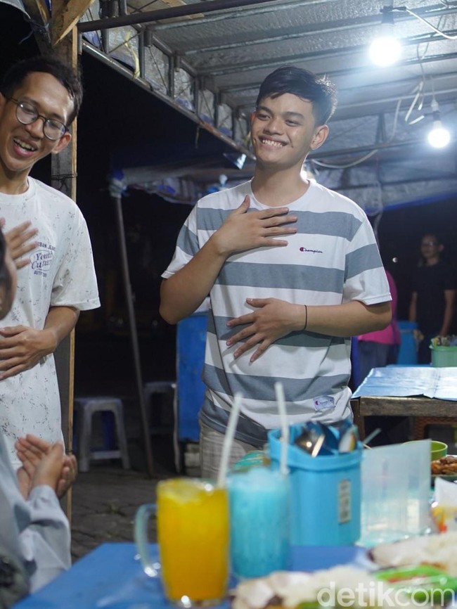 Dalam Sunyi yang Sigap, Teman Tuli Jadi Andalan di Warung Penyetan Pegasus