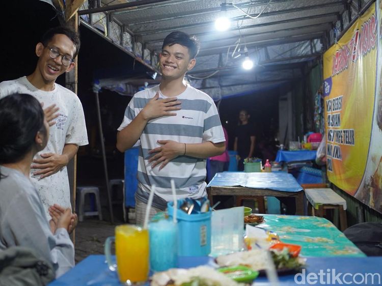 Dalam Sunyi yang Sigap, Teman Tuli Jadi Andalan di Warung Penyetan Pegasus