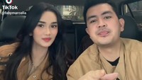 Selain itu, Faby Marcelia juga mengungkapkan Kevin bisa membuatnya selalu berbicara. Aku dilatih sama beliau ngomong saja kalau ada apa-apa jangan silent treatment, tuturnya. (Foto: dok TikTok fabymarcelia)
