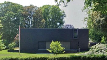 Rumah lama bernuansa alami (2011) kini berubah drastis jadi bangunan hitam minimalis di 2026. Transformasi ekstrem ini bikin netizen terkejut. Foto: Boredpanda