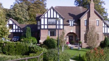 Hunian besar bergaya klasik (2010) dirombak menjadi rumah modern minimalis pada 2026. Banyak yang menyebut tampilannya jadi kurang berkarakter. Foto: Boredpanda