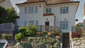 Rumah klasik dengan detail khas (2012) diubah menjadi versi modern yang lebih rapi dan simetris pada 2026. Sebagian netizen menilai hasilnya lebih “bersih”, tapi kehilangan pesona lama. Foto: Boredpanda