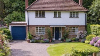 Rumah dengan taman hijau dan desain tradisional (2010) kini berubah jadi bangunan modern simpel di 2026. Perubahan ini dianggap terlalu “flat”. Foto: Boredpanda