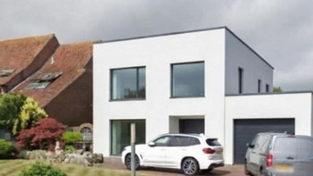 Hunian klasik yang rapi (sebelumnya) berubah jadi rumah modern serba putih di 2026. Tampilan baru ini menuai komentar beragam dari warganet. Foto: Boredpanda