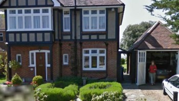 Dari rumah bergaya Tudor klasik (2010) menjadi hunian modern dengan garis tegas di 2026. Perubahan ini disebut-sebut sampai “tak menyisakan bentuk lama”. Foto: Boredpanda