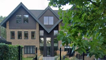 Rumah bergaya klasik (2009) dirombak total jadi desain modern minimalis pada 2026. Perubahan drastis ini memicu perdebatan soal “hilangnya karakter”. Foto: Boredpanda