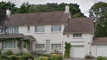 Rumah sederhana bergaya klasik (2013) diubah total menjadi dua bangunan modern kembar pada 2026. Transformasi ini terlihat drastis hingga nyaris tak dikenali. Foto: Boredpanda