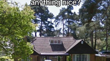 Hunian bernuansa hangat dengan taman rindang (sebelumnya) berubah menjadi rumah modern dengan garis tegas. Perubahan ini memicu komentar soal “hilangnya rasa rumah”. Foto: Boredpanda