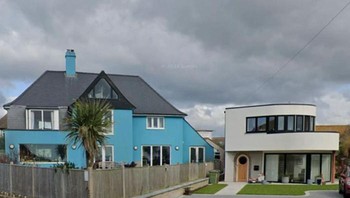 Rumah klasik yang berdiri di lahan luas (sebelumnya) kini digantikan bangunan modern berwarna cerah. Perubahan ini memunculkan pro-kontra soal estetika. Foto: Boredpanda