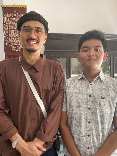 Foto Raden Farraz Pandya Yudha bersama dengan Duta SO7, saat momen kumpul keluarga.