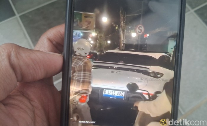 Foto video viral mobil Hendrik MBG Parkir sembarangan di pinggir jalan Bandung
