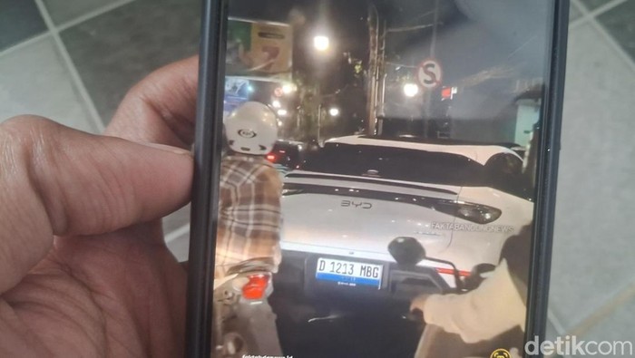 Foto video viral mobil Hendrik MBG Parkir sembarangan di pinggir jalan Bandung