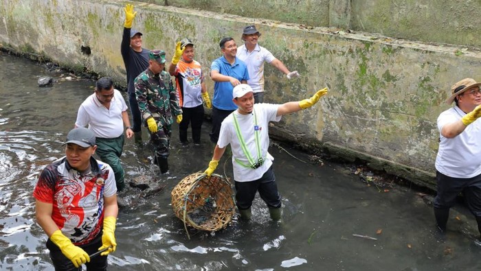 Foto: Wali Kota Pekanbaru saat gotong royong bersihkan sampah (Dok Pemko Pekanbaru)