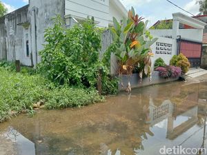 Banjir Rendam Pemukiman Warga Srijaya Palembang, Genangan Air Belum Surut