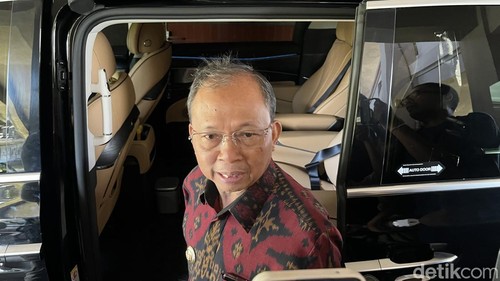 Gubernur Bali Wayan Koster ditemui seusai rapat paripurna di Kantor DPRD Bali, Senin (6/4/2026). (Foto Rizki Setyo/detikBali)