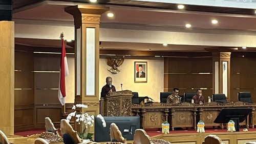 Gubernur Bali, Wayan Koster, saat menyampaikan Raperda Tata Kelola Usaha Pariwisata Bali Berkualitas di Rapat Paripurna DPRD Bali, Senin (6/4/2026).