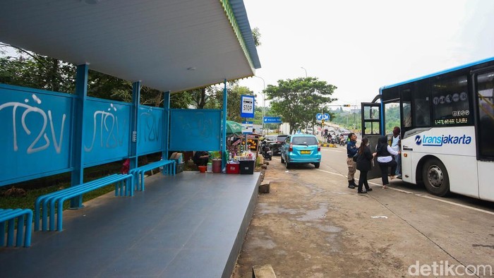 Warga menunggu bus di Halte Desari 1, Depok, Jawa Barat, Senin (6/4/2026).