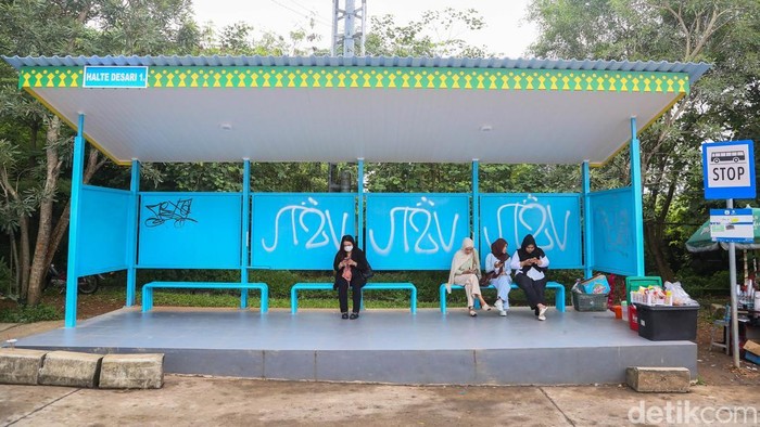 Warga menunggu bus di Halte Desari 1, Depok, Jawa Barat, Senin (6/4/2026).
