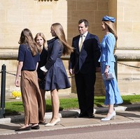 Dalam momen hangat tersebut, ia datang bersama putrinya, Georgina (13), yang turut hadir bersama calon saudara tirinya, Savannah dan Isla Phillips. Foto: Getty Images/Max Mumby/Indigo
