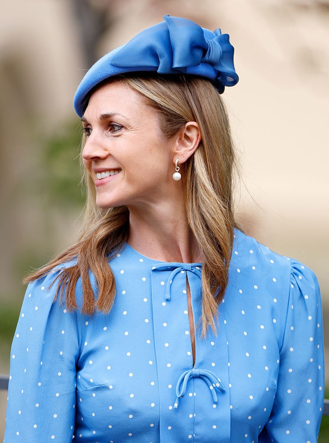 Lahir dengan nama Harriet Eleanor Sander pada 1980, ia merupakan anak dari Mary Hoskins dan Rupert Sanders. Harriet adalah anak kedua termuda dari empat bersaudara. Dalam profilnya, ia diketahui bekerja sebagai spesialis perawat anak di NHS dan memiliki ketertarikan besar pada perkembangan otak bayi serta kesejahteraan anak. Sementara itu, Peter Philips merupakan putra dari Putri Ane yang menolak gelar kerajaan. Foto: Getty Images/Max Mumby/Indigo