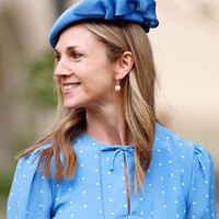 Lahir dengan nama Harriet Eleanor Sander pada 1980, ia merupakan anak dari Mary Hoskins dan Rupert Sanders. Harriet adalah anak kedua termuda dari empat bersaudara. Dalam profilnya, ia diketahui bekerja sebagai spesialis perawat anak di NHS dan memiliki ketertarikan besar pada perkembangan otak bayi serta kesejahteraan anak. Sementara itu, Peter Philips merupakan putra dari Putri Ane yang menolak gelar kerajaan. Foto: Getty Images/Max Mumby/Indigo