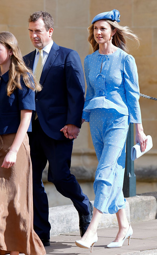 Wanita 46 tahun itu tampil dengan dress biru polkadot. Penampilannya itu mengingatkan pada busana Kate Middleton saat keluar dari rumah sakit setelah melahirkan Pangeran George. Foto: Getty Images/Max Mumby/Indigo