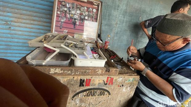 Histaria sedang memperbaiki jam tangan rusak di Pasar Pananjung. Histaria sedang memperbaiki jam tangan rusak di Pasar Pananjung.