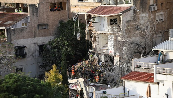 Potret gedung di Kota Haifa Israel yang rusak parah dihantam rudal Iran.