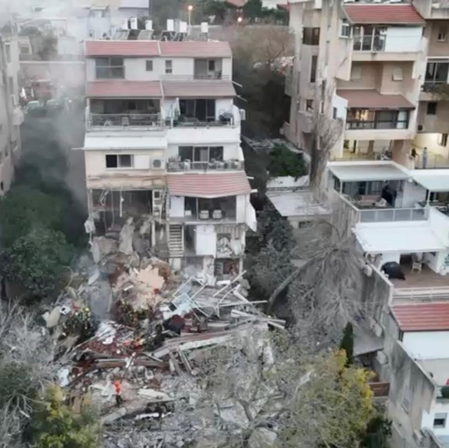 Gedung Tujuh Lantai di Haifa Runtuh Usai Serangan Rudal Iran