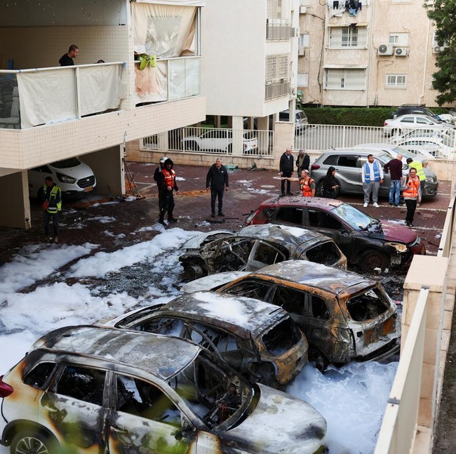 Rudal Iran Hantam Petach Tikva, Kendaraan Hangus Berserakan