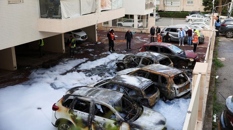 Rudal Iran Hantam Petach Tikva, Kendaraan Hangus Berserakan