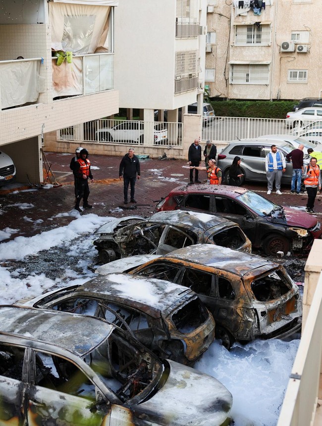 Rudal Iran Hantam Petach Tikva, Kendaraan Hangus Berserakan