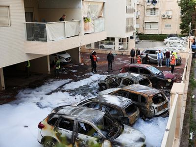 Rudal Iran Hantam Petach Tikva, Kendaraan Hangus Berserakan