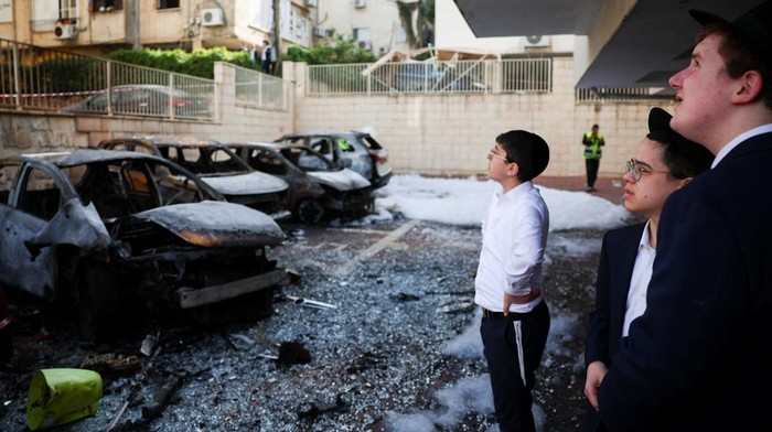 Rudal Iran Hantam Petach Tikva, Kendaraan Hangus Berserakan