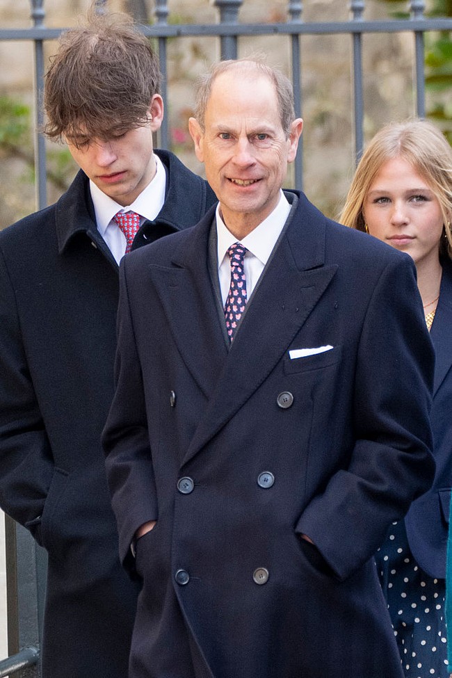 James, Earl of Wessex, terlihat mendampingi ayahnya, Pangeran Edward saat menghadiri ibadah Easter Matins di Kapel St George, Kastil Windsor bersama anggota keluarga kerajaan lainnya pada Minggu (5/4/2026). Foto: Getty Images/Ben Montgomery